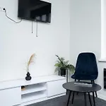 Апартаменты Apartment 5 - Spacious 2Br Apartment, City Access, Near Old Town *